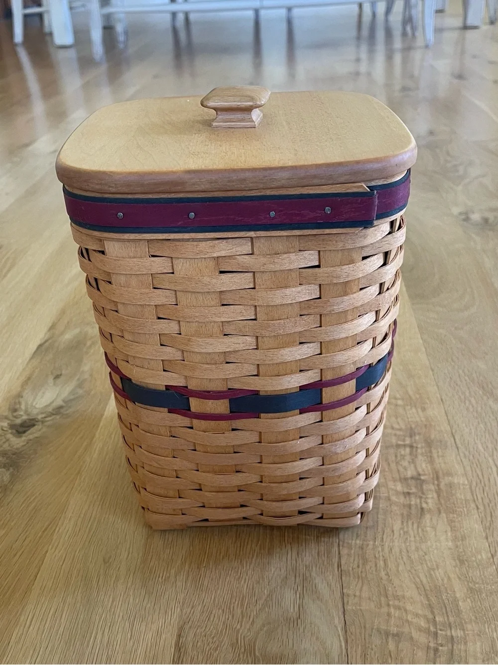 Vintage LONGABERGER signed basket with wooden lid. Made in USA!